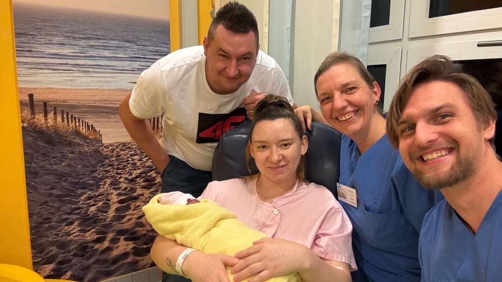 Im Klinikum ist Pola Monika die 1.000. Geburt um Jahr 2025. Bei der Geburt dabei waren Hebamme Janine Kunert sowie der Assistenzarzt Justus Gusinde.