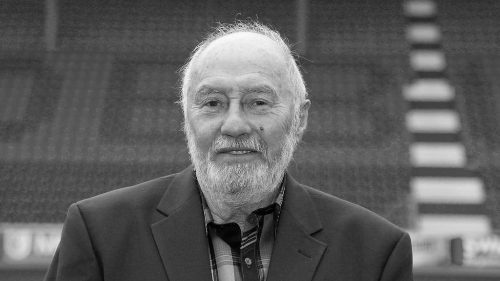 Rolf Röpke in der damaligen MDCC-Arena (heute Avnet-Arena), anlässlich des 50-jährigen Jubiläums zum ersten FDGB-Pokalsieg 1964. Röpke verstarb im Alter von 89 Jahren.