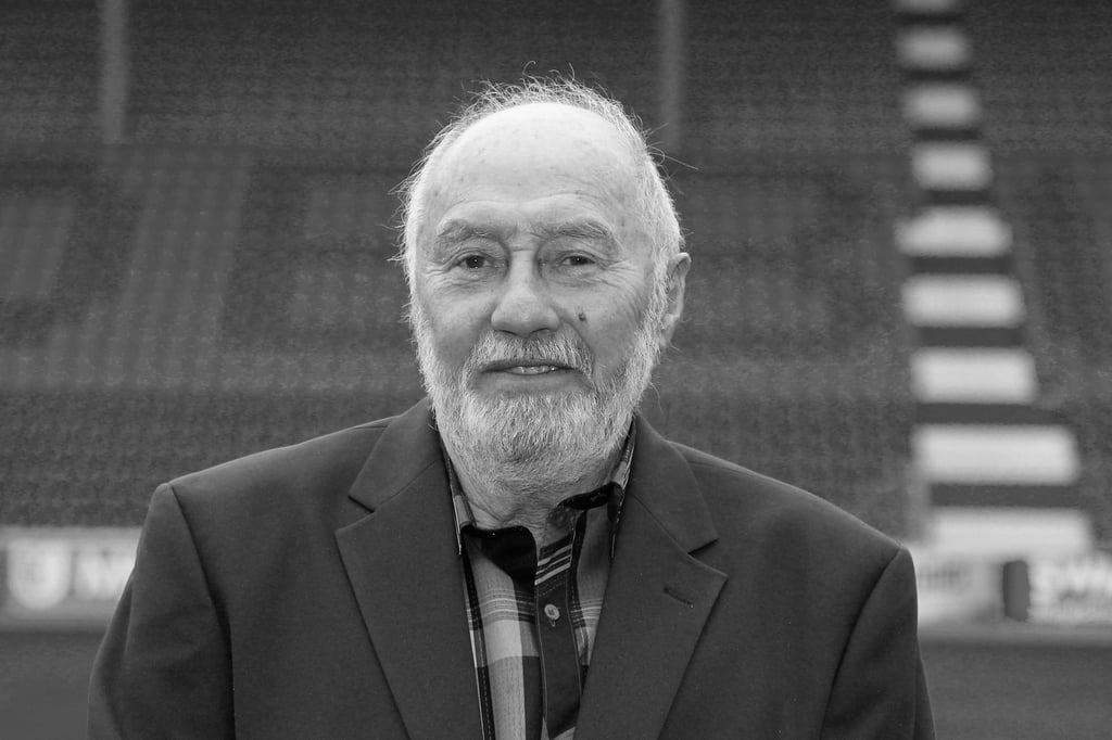 Rolf Röpke in der damaligen MDCC-Arena (heute Avnet-Arena), anlässlich des 50-jährigen Jubiläums zum ersten FDGB-Pokalsieg 1964. Röpke verstarb im Alter von 89 Jahren.