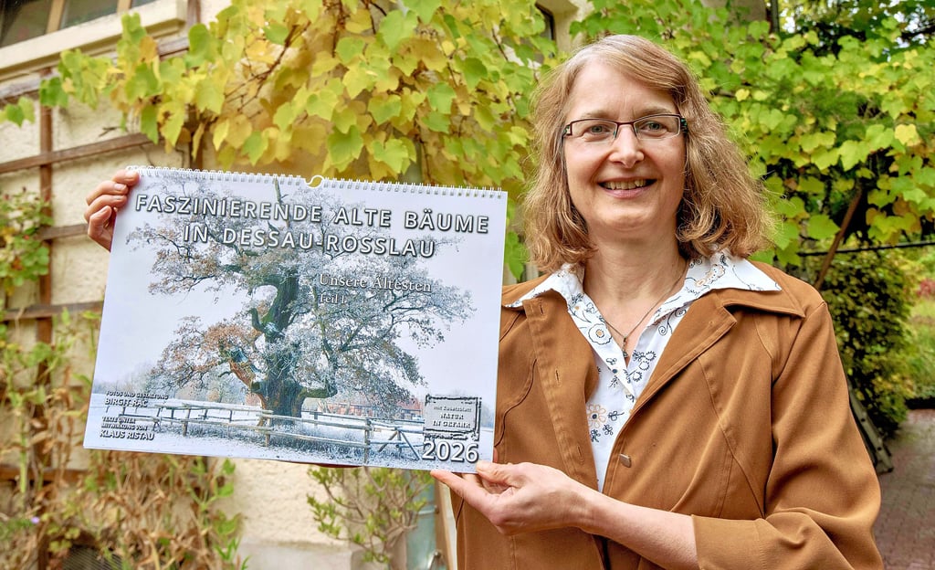 Birgit Rac stellt ihren neuen Baumkalender 2026 vor. Wieder hat sie faszinierende alte Bäume in der Stadt ausgemacht.