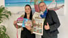 Am Eröffnungstag gemeinsam im neuen Medien-Punkt: Vetter Touristik-Auszubildende  Angelina-Elaine Rudolph (l.) und Susanne Oberwinter von MZ-Reisen heißen die ersten Gäste mit attraktiven Eröffnungsangeboten willkommen.