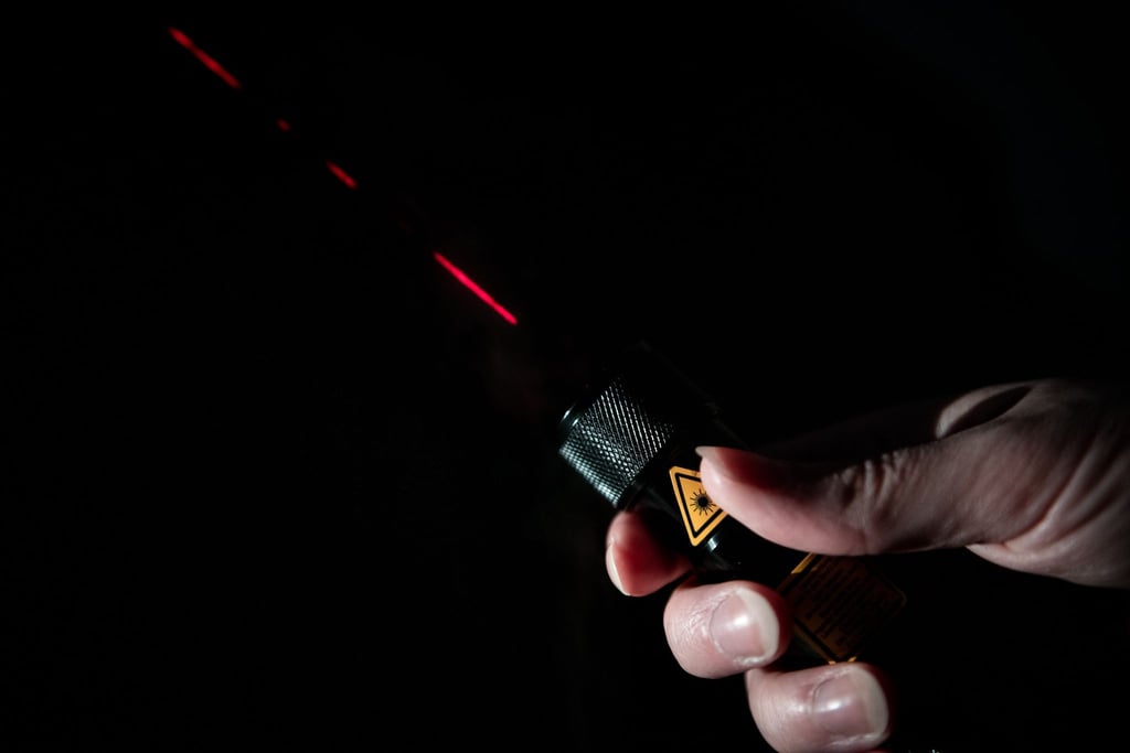 Piloten mit Laserpointern zu blenden kann sehr gefährlich werden. (Symbolbild)