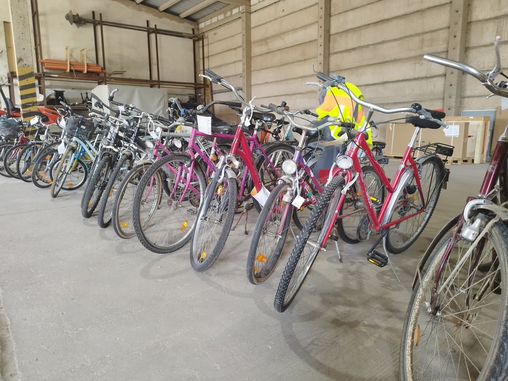 In der Hansestadt Gardelegen werden Fahrräder, die gefunden werden, nach einer gewissen Frist versteigert. Auch in den Kellern der Wobau-Blocks finden sich offenbar Räder, die niemandem zu gehören scheinen.
