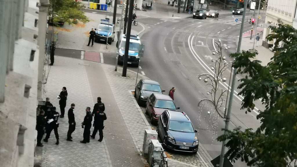 Großaufgebot der Polizei in Magdeburg-Buckau: Ein Streit unter Nachbarn eskalierte – offenbar war auch ein waffenähnlicher Gegenstand im Spiel.