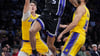 Maxi Kleber (ganz rechts) kam in der NBA-Preseason für die Lakers zum Einsatz. Den Saisonstart verpasst er nun. (Archivbild)