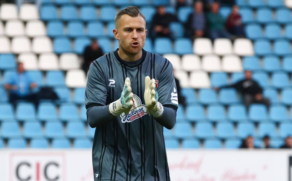 Dem Halleschen FC und Torhüter Sven Müller hilft im Topduell gegen Lok Leipzig nur ein Sieg weiter.