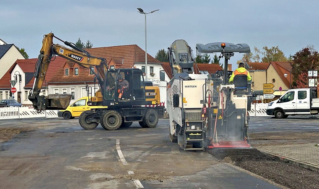Gute eine Woche nach dem Start laufen die Arbeiten am Zörbiger Verkehrsknoten auf Hochtouren.
