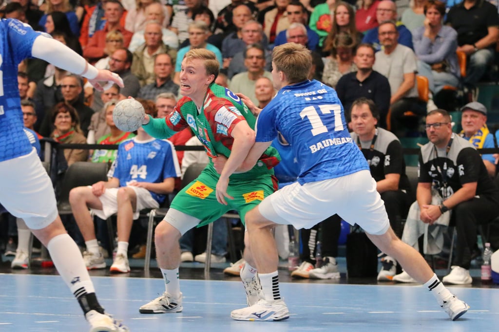 Luka Baumgart verteidigt gegen Gisli Thorgeir Kristjansson.