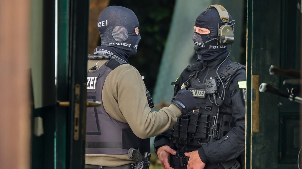 Über zehn SEK-Beamte waren am Montagabend in Sangerhausen im Einsatz.