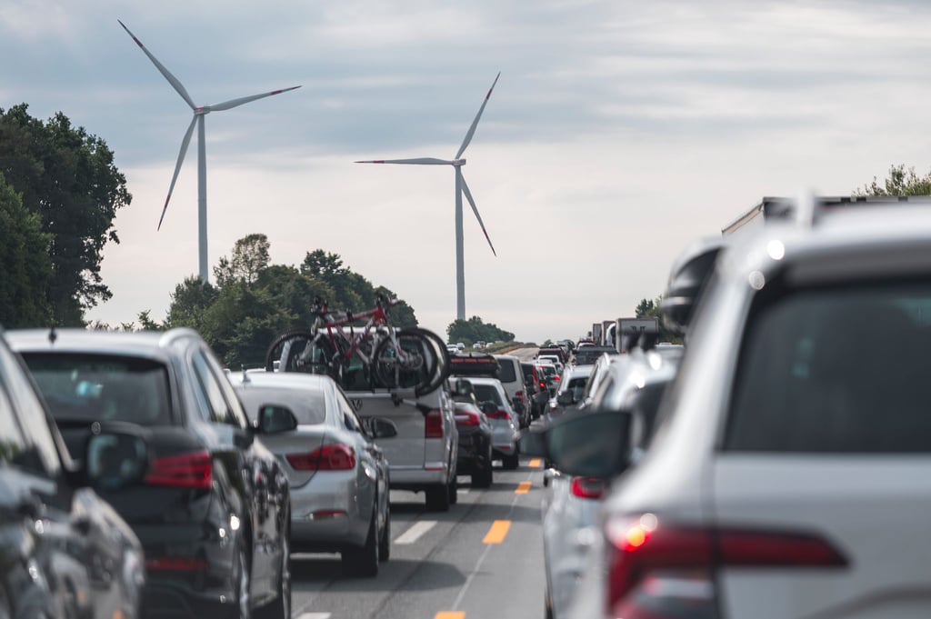 Politiker Streit: Sollen neben E-Autos in der EU ab 2035 auch noch neue Verbrenner zugelassen werden? (Archivbild)