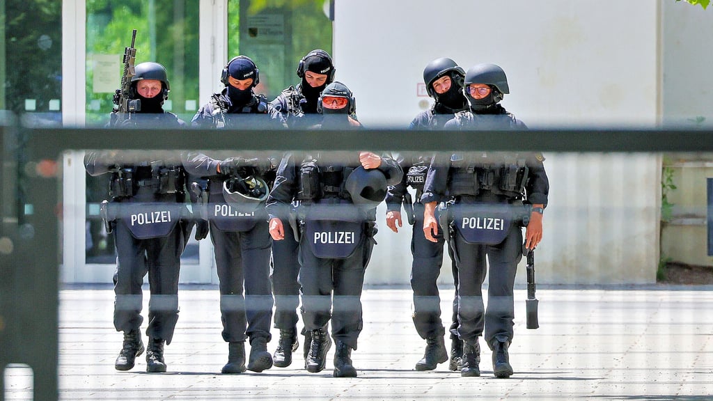 Bewaffnete Polizisten bei einem angedrohten Amoklauf an einer Schule.