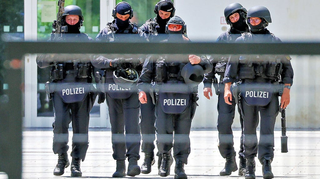 Bewaffnete Polizisten bei einem angedrohten Amoklauf an einer Schule.