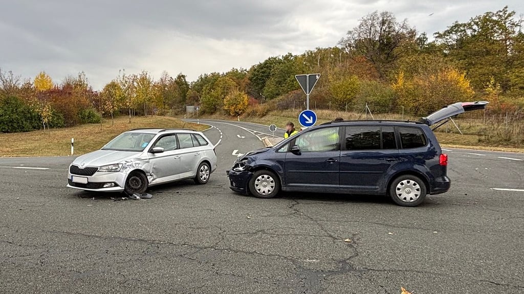 Eine Frau ist bei einem Unfall auf der L85 bei Heimburg (Landkreis Harz) leicht verletzt worden.