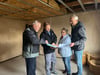 Holger Schäfer, René Walther und Michael Richter (von links) vom Freibadförderverein im Gespräch mit Architektin Karin Bührig.