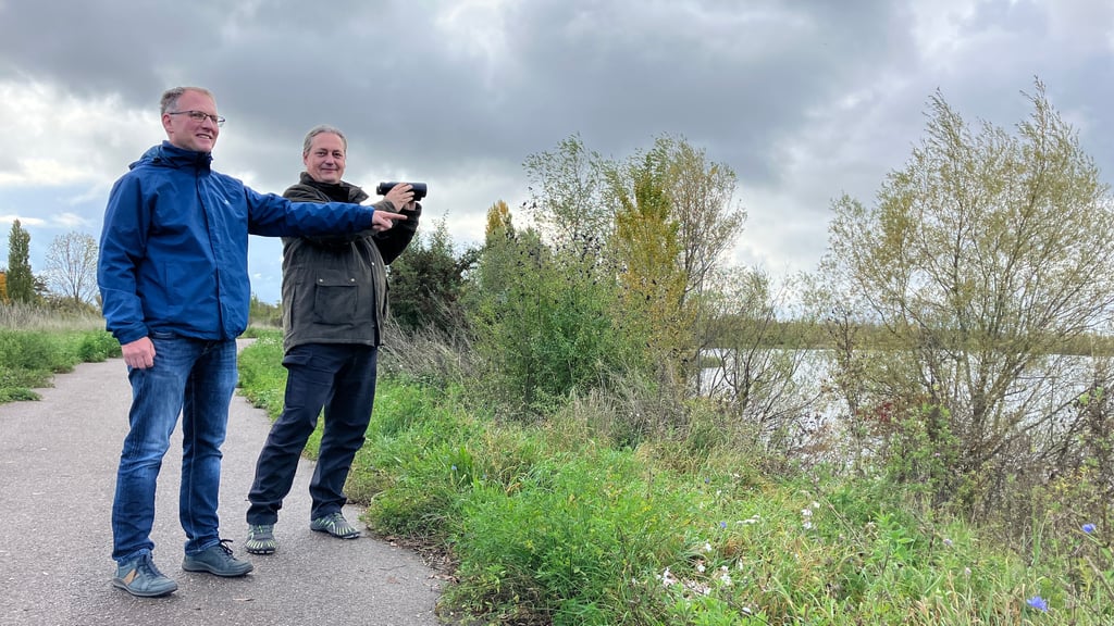 Wolfram Riech und Tobias Stenzel (von links) haben mit dem Ornithologischen Verein Halle die Vogelwelt der Stadt im Blick.