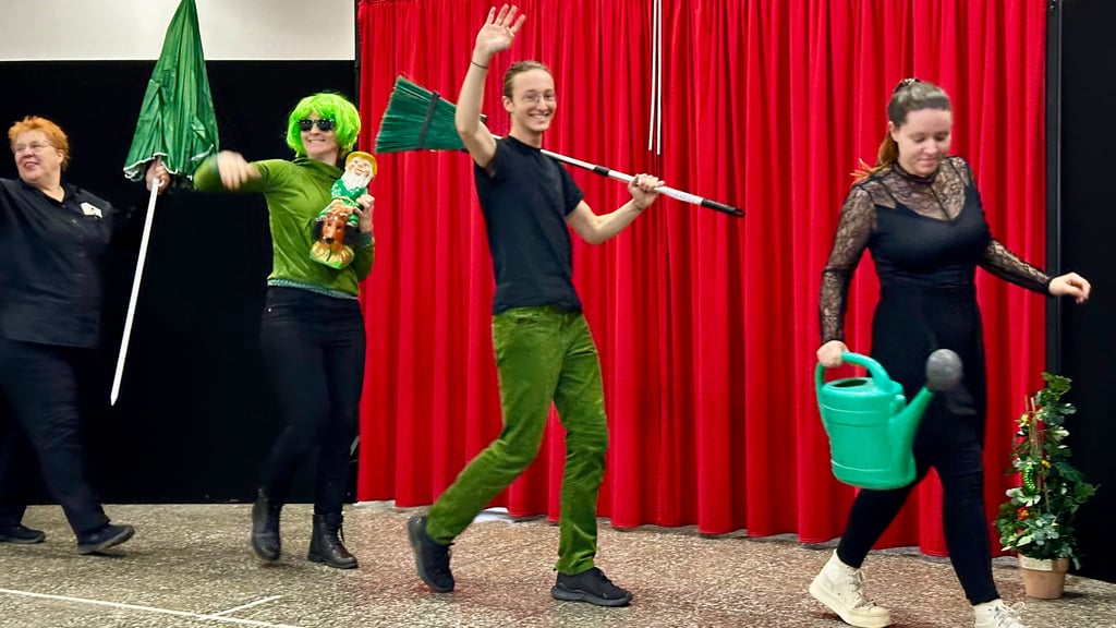Liebe wächst auch in der Gartensparte: Der Verein „Theater berührt“ bringt für seine Magdeburg-Soap „Liebestoll“ unterschiedliche Lovestorys auf die Bühne.