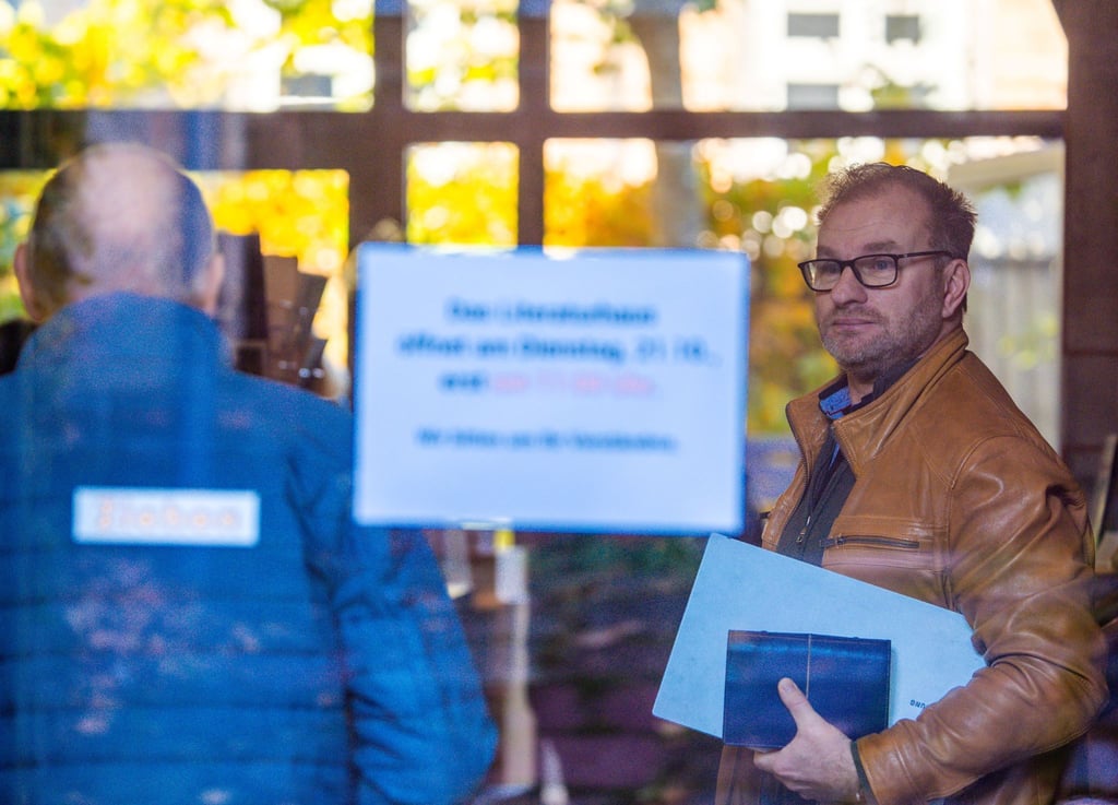 Nach knapp einem Jahr trennen sich die Wege von Oliver Hintz (r), als Leiter des Klützer Literaturhauses „Uwe Johnson“, und der Stadt als Trägerin des Hauses wieder.