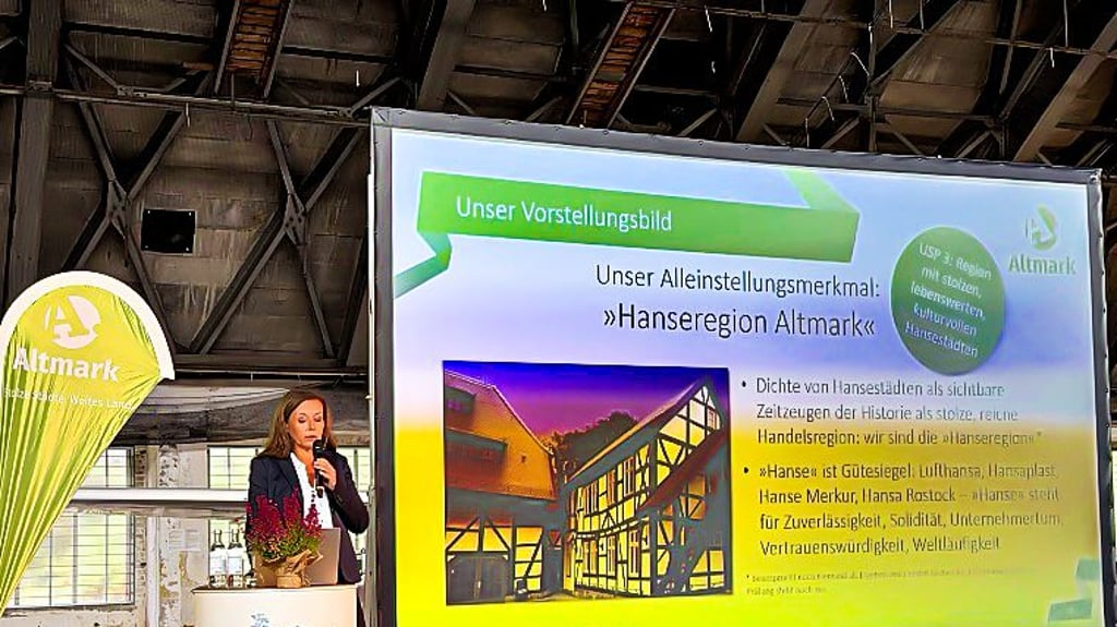 Carla Reckling-Kurz stellt die Marketingkampagne für die Hanseregion Altmark vor.