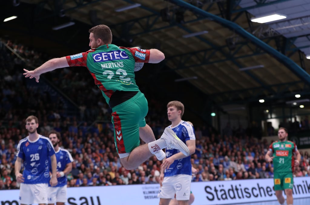 Schöne Flugeinlage von Lukas Mertens, der sechs Tore für den SCM beim Sieg in Dessau-Roßlau erzielte.