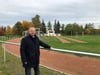 Im Teucherner Stadion wurden Laufbahn und Weitsprunggrube erneuert. Auch der Sprecherturm im Hintergrund soll eine neue Fassade bekommen. „Für Sportler wollen wir langfristig ein attraktives Umfeld hier schaffen“, sagt Ortsbürgermeister Dirk Angermann.