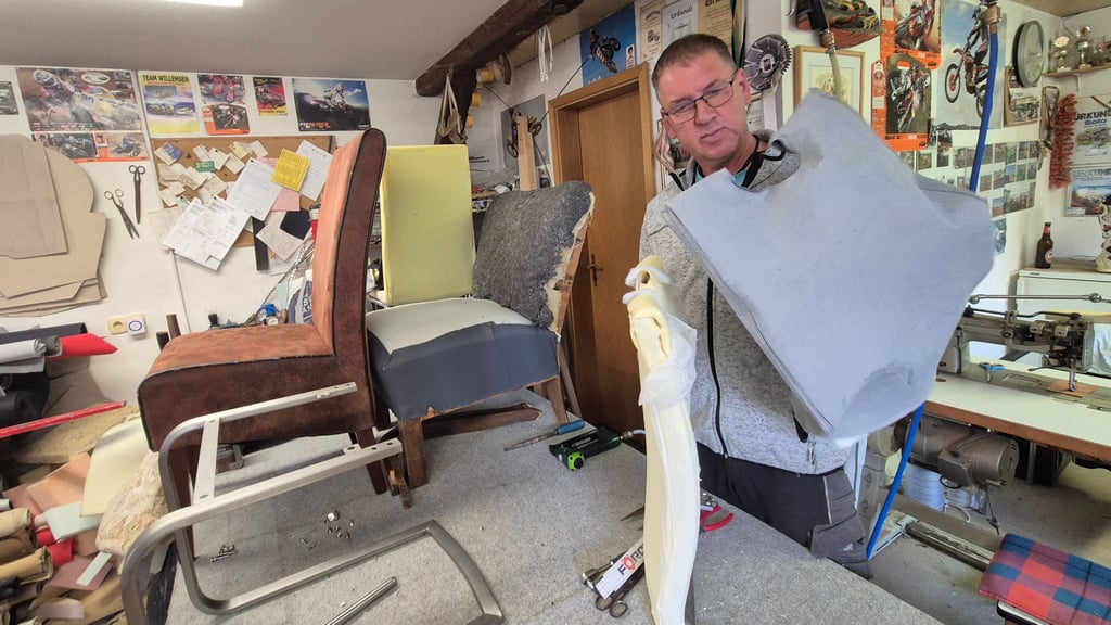 Dirk Ständer aus Allrode ist „Der Polsterstopper“ – und hat gut zu tun. Seit 20 Jahren gibt es den Einmannbetrieb. Nicht nur Möbel arbeitet er in seiner Werkstatt auf, auch Camper gehören zu seinen Kunden.