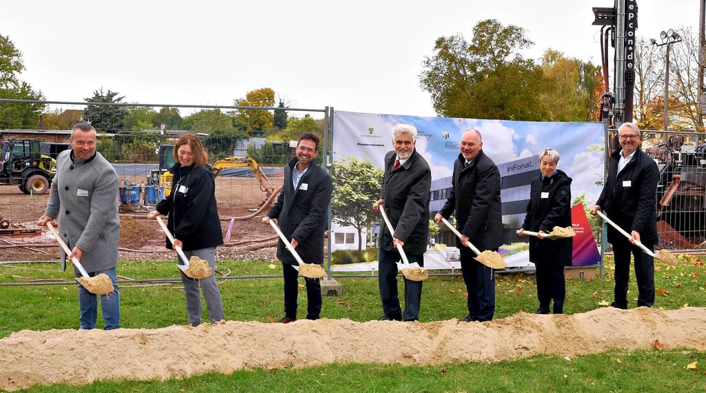 Symbolischer Spatenstich mit Landrat Andy Grabner, Verwaltungschefin Sabine Thalmann, Projekt-Initiator Professor Christof Hamel, Minister Armin Willingmann, Hochschul-Präsident Jörg Bagdahn, Oberbürgermeisterin Christina Buchheim und Andreas Grobe vom Landesbetrieb Bau