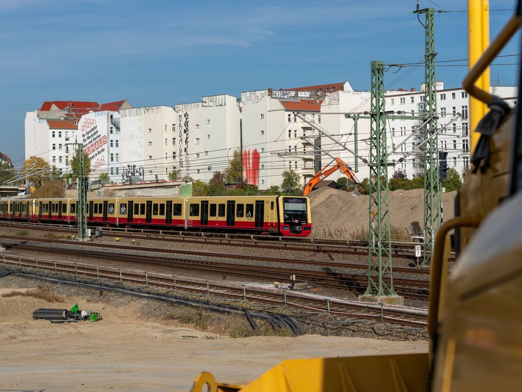 Schon im Dezember soll es aufgrund des Neubaus der A100-Ringbahnbrücke zu kürzeren Einschränkungen im S-Bahn-Verkehr kommen. (Archivbild)