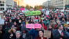 In Berlin und Kiel sind Demonstrationen zu den Merz-Äußerungen geplant.