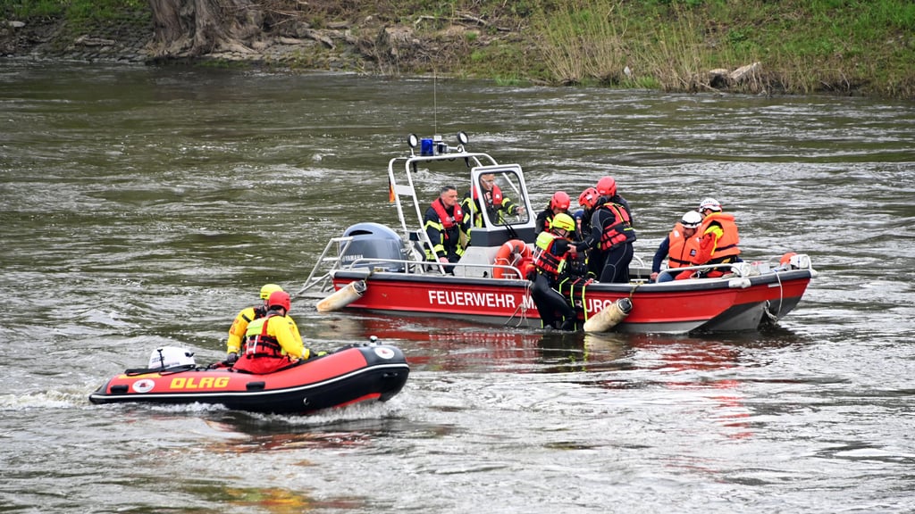 Nachdem ein 21-Jähriger auf der Flucht vor der Polizei in den Reddeberteich gesprungen war, musste die Feuerwehr anrücken und ihn mit lebensgefährlichen Unterkühlungen aus dem Wasser ziehen.