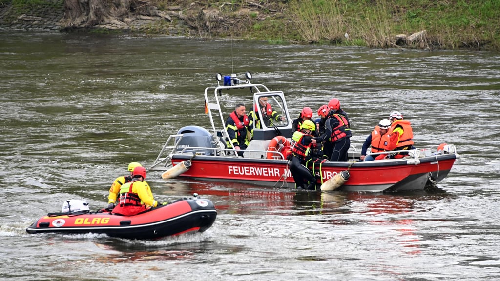 Nachdem ein 21-Jähriger auf der Flucht vor der Polizei in den Reddeberteich gesprungen war, musste die Feuerwehr anrücken und ihn mit lebensgefährlichen Unterkühlungen aus dem Wasser ziehen.