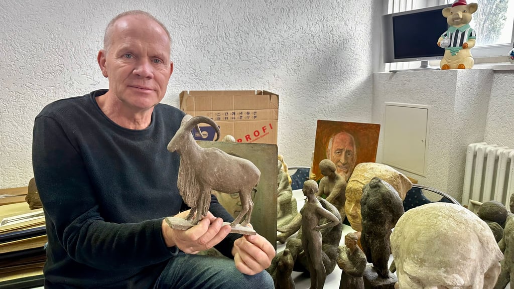 Roland Zander hält den bekannten „Mähnenspringer“, der als große Plastik im Magdeburger Zoo steht, in den Händen. Diese und weitere Werke des Bildhauers Dieter Borchhardt hat er gerettet.