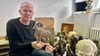 Roland Zander hält den bekannten „Mähnenspringer“, der als große Plastik im Magdeburger Zoo steht, in den Händen. Diese und weitere Werke des Bildhauers Dieter Borchhardt hat er gerettet.