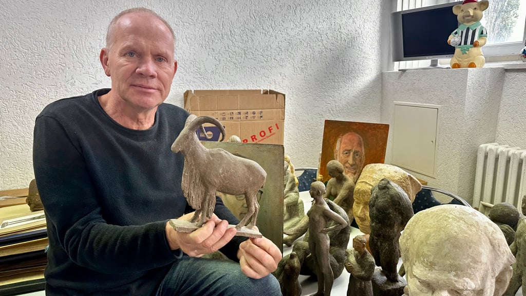 Roland Zander hält den bekannten „Mähnenspringer“, der als große Plastik im Magdeburger Zoo steht, in den Händen. Diese und weitere Werke des Bildhauers Dieter Borchhardt hat er gerettet.