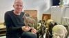 Roland Zander hält den bekannten „Mähnenspringer“, der als große Plastik im Magdeburger Zoo steht, in Händen. Diese und weitere Werke des Bildhauers Dieter Borchhardt hat er gerettet.