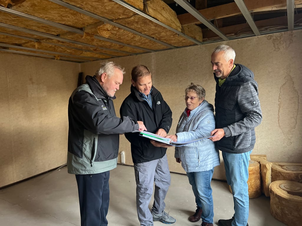 Holger Schäfer, René Walther und Michael Richter (von links) vom Freibadförderverein im Gespräch mit Architektin Karin Bührig.