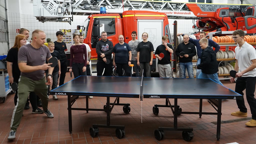 Wolmirstedts Jugendfeuerwehr bekommt eine Tischtennisplatte. Das Geld haben Stadträte im Rahmen einer Wette beim Stadtfest gesammelt.