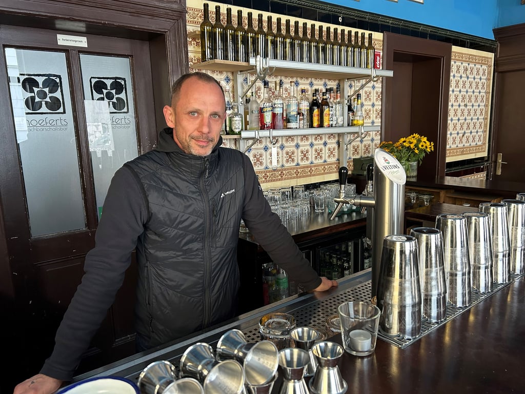 Aron Buchholz hat seit 2018 die Hoeferts Nachbarschaftsbar in Magdeburg-Buckau betrieben. Jetzt ist das Ende der Cocktailbar in Sicht.