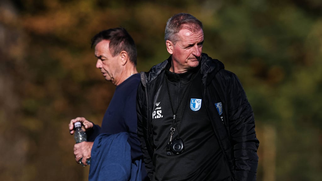 FCM-Sportchef Otmar Schork (li.) hält noch für mindestens drei Spiele an dem Interimstrainer-Duo Petrik Sander und Pascal Ibold (nicht im Bild) fest.