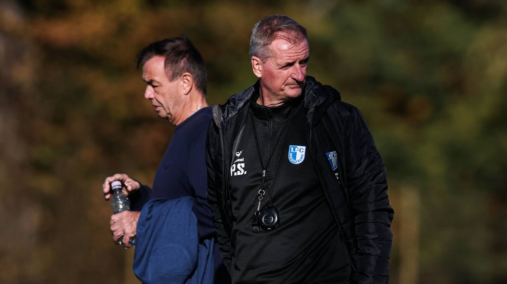 FCM-Sportchef Otmar Schork (li.) hält noch für mindestens drei Spiele an dem Interimstrainer-Duo Petrik Sander und Pascal Ibold (nicht im Bild) fest.