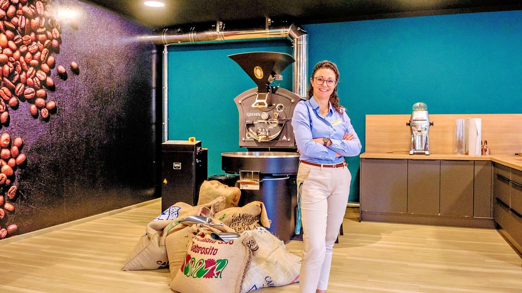 Managerin Selina Tylsch an der Röstmaschine in der Kafferösterei des Martas-Hotel Wittenberg