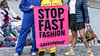 Die Umweltschützer wollen mit der Kunst-Aktion ein Zeichen gegen Müllberge aus Klamotten setzen, für die sie die Modeindustrie mitverantwortlich machen.