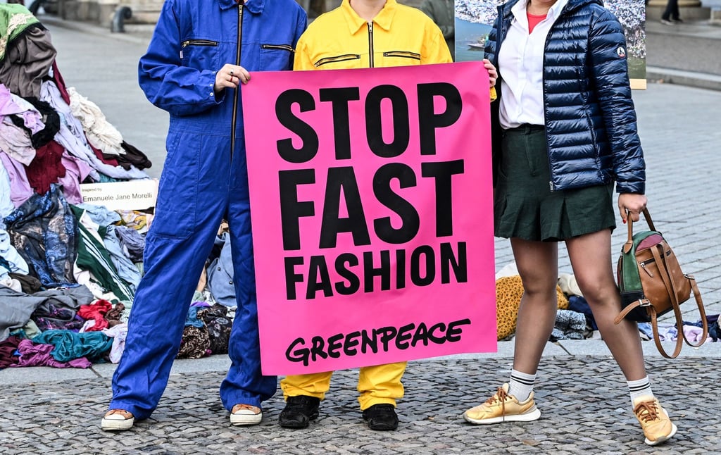 Die Umweltschützer wollen mit der Kunst-Aktion ein Zeichen gegen Müllberge aus Klamotten setzen, für die sie die Modeindustrie mitverantwortlich machen.