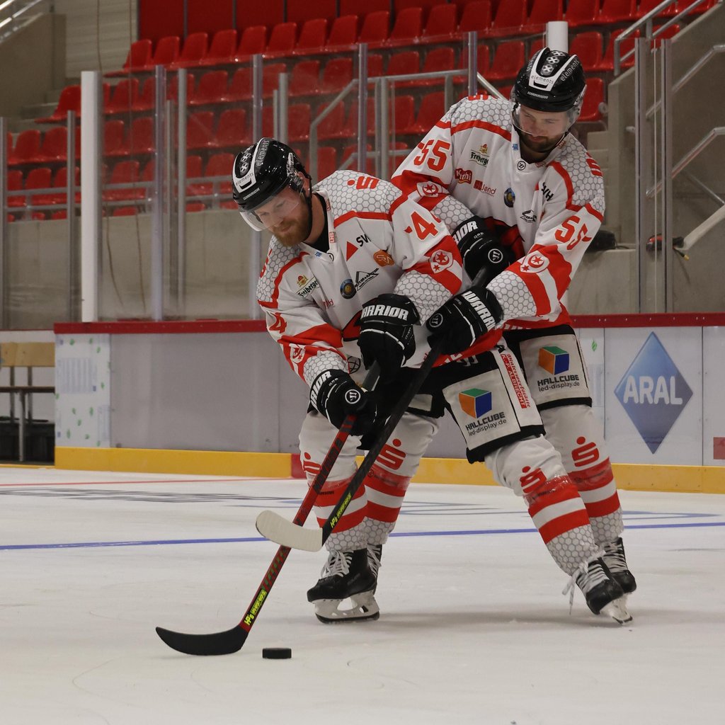 Saale-Bulls-Kapitän Eric Gollenberg (vorn) und Thomas Merl waren für ein Fotoshooting mit der MZ das erste Mal auf dem neuen Eis.