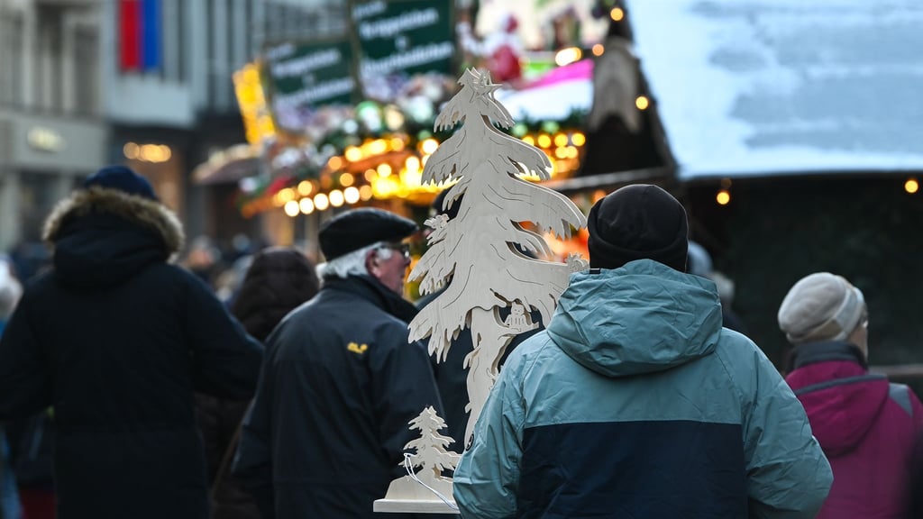 Vielerorts sind die Geschäfte parallel zu Weihnachtsmärkten geöffnet. (Archivbild)
