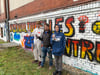 Jonas (v.l.), Betreuer Fabian Borghardt und Leon haben während des Grafitti-Workshops die Wand am Soziokulturellen Zentrum in Burg besprayt.