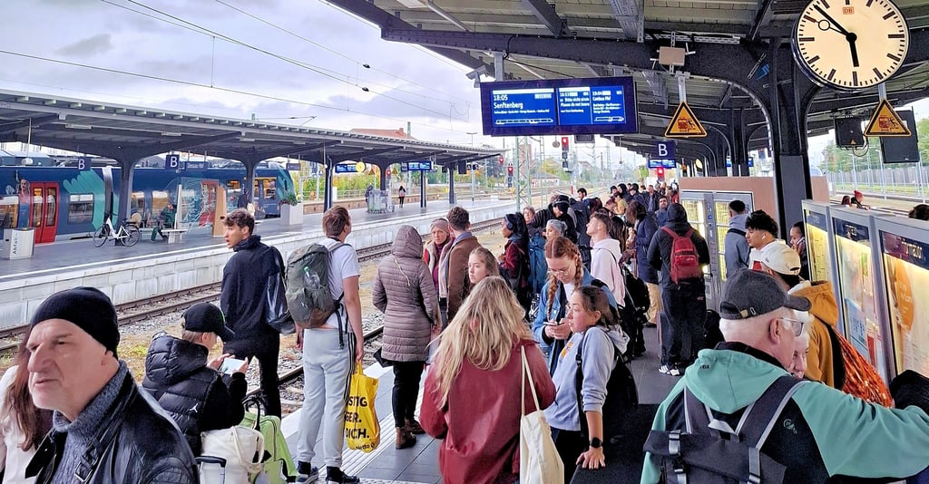 Ein voller Bahnsteig, dort wo der RE7 fährt, ist seit Wochen Normalität, wie hier Anfang Oktober.