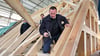 Zur Feier erster Restaurationsfortschritte wurde ein Richtfest abgehalten. Christian Herrgott (CDU) schlägt als Landrat des Saale-Orla-Kreises einen Nagel in den fertiggestellten Dachstuhl des Torhauses.