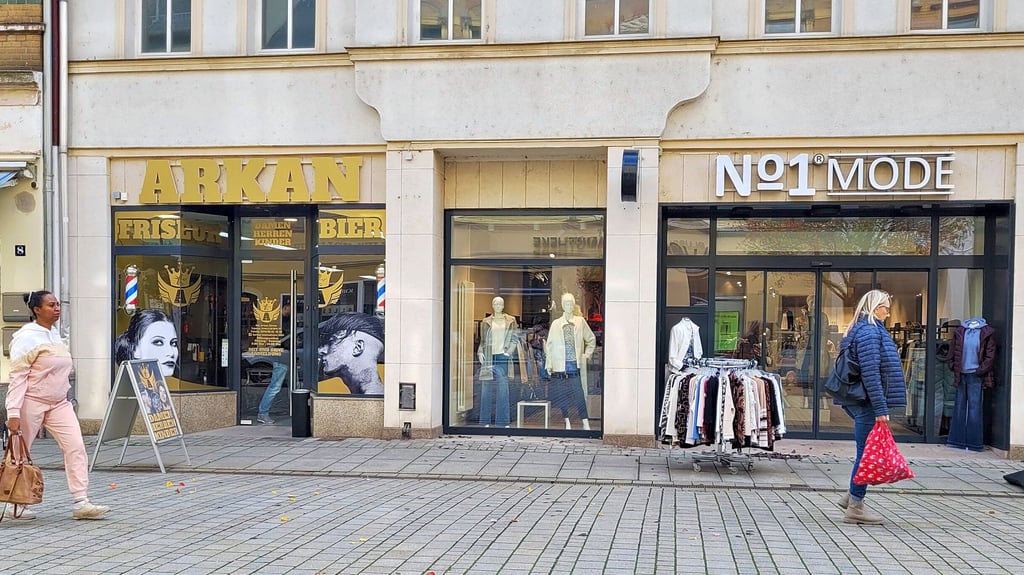 In der Weißenfelser Jüdenstraße befinden sich neben Läden, die von Deutschen geführt werden, auch mehrere Geschäfte, die von Menschen mit ausländischen Wurzeln betrieben werden, wie beispielsweise die Friseur- und Barbier-Kette „Arkan“.