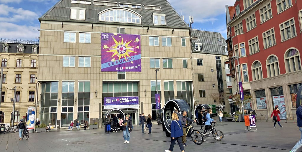 Vom 29. Oktober bis 2. November Festival-Ort: das ehemalige Gebäude von Galeria Kaufhof am Marktplatz in Halle.