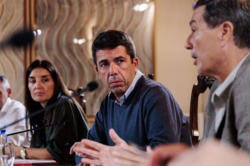 Regionalpräsident Carlos Mazón (Mitte) steht in der Kritik. (Archivfoto)